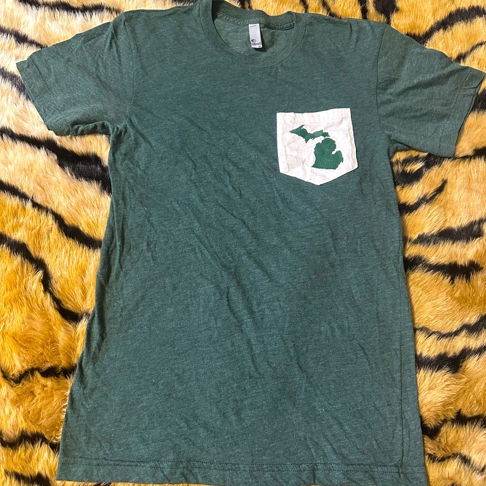 📍FINAL SALE! EUC American Apparel Michigan State Pocket Tshirt